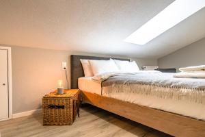 1 dormitorio con 1 cama y 1 vela sobre una mesa en stuub langenbach en Titisee-Neustadt