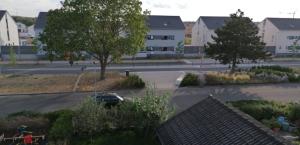 Blick auf eine Straße mit einem Auto auf einem Parkplatz in der Unterkunft Ferienwohnung Rhein-Neckar in Waghäusel
