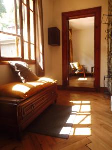 Una sala de estar con un sofá y una ventana. en Charmant appartement sur cour, Le Berlingott, en Bagnères-de-Bigorre