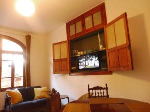 una sala de estar con un sofá y una mesa en Charmant appartement sur cour, Le Berlingott, en Bagnères-de-Bigorre