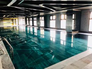 Bazén v ubytování Asahi Luxstay - D'el Dorado Apartment nebo v jeho okolí