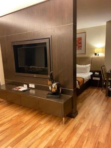Кровать или кровати в номере Grand Paragon Hotel Johor Bahru