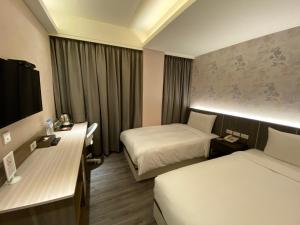 Postel nebo postele na pokoji v ubytování Chair Man Hotel