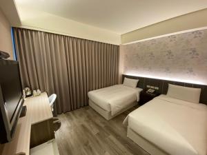 Postel nebo postele na pokoji v ubytování Chair Man Hotel