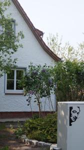 a refrigerator with a face on it in front of a house at Gemütliche Ferienwohnung am See in Ottersberg