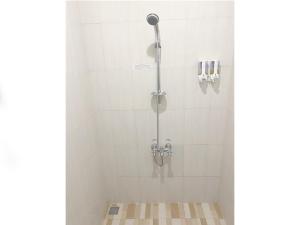 eine Dusche mit Duschkopf im Bad in der Unterkunft Privato Suite in Kembaran