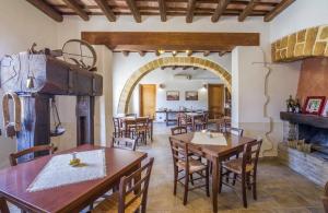 une salle à manger avec des tables et une cheminée dans l'établissement Villa Altair, à Mazara del Vallo