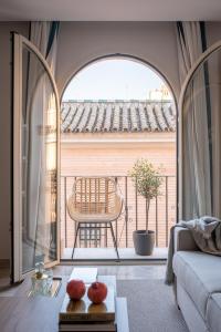 d'un salon avec un canapé et un balcon. dans l'établissement Hommyhome Vera-Cruz 1900, à Séville