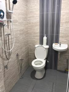 Homestay Melaka Baitul Saadah في ميلاكا: حمام مع دش ومرحاض ومغسلة
