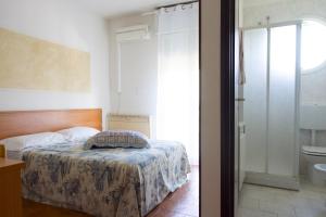 A bed or beds in a room at Hotel La Vela