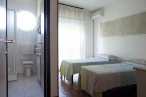 A bathroom at Hotel La Vela Még 22 kép