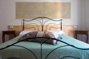 A bed or beds in a room at Hotel La Vela