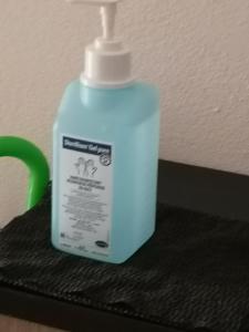 una botella de detergente sobre una mesa en Vila Julija, en Bled