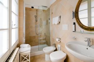Koupelna v ubytování Hotel Berna + 29 fotografií