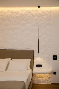 Postel nebo postele na pokoji v ubytování Levantes Luxury Suites II