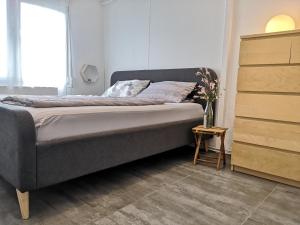 Gästehäuschen „kleine Auszeit“ في غرايفسفالد: غرفة نوم بسرير كبير وخزانة