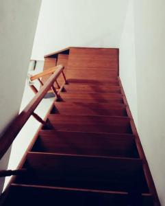 een trap in een gebouw met houten vloeren en een reling bij Killer Villa 3 BHK in Lonavala