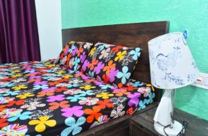 een bed met een bloemenpatroon en een lamp bij Killer Villa 3 BHK in Lonavala