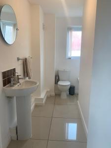 A bathroom at 2 Bed House Waterside Luxury Living, Central Area
