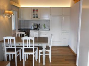 Virtuvė arba virtuvėlė apgyvendinimo įstaigoje Residence Edelweiss C332