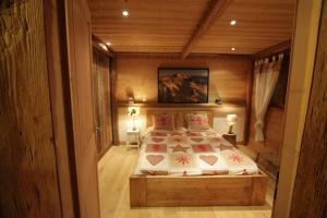 Ένα ή περισσότερα κρεβάτια σε δωμάτιο στο appartement cozy dans chalet 6 pers voiture 4 roues motrice a dispo