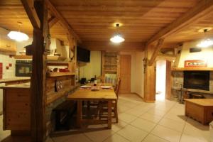 Η κουζίνα ή μικρή κουζίνα στο appartement cozy dans chalet 6 pers voiture 4 roues motrice a dispo