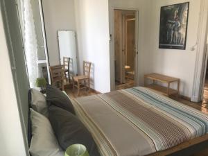 トリノにあるLa Terrazza Di Arturo Guest Houseのベッドルーム1室(ベッド1台、テーブル、椅子付)