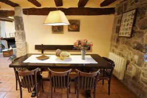 Posedenie v ubytovaní Casa rural con mucho encanto en un entorno mágico
