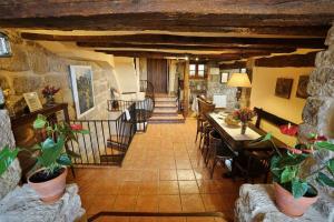 Posedenie v ubytovaní Casa rural con mucho encanto en un entorno mágico