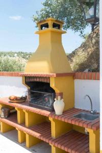 cocina al aire libre con fregadero y fogones en Casona del Olivar, en Priego de Córdoba