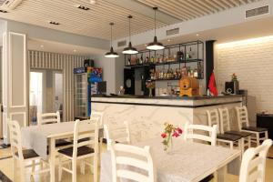 Lounge nebo bar v ubytování Hotel Alpha