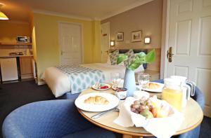 una habitación de hotel con una mesa con comida. en Marlborough House - Guest House en Oxford