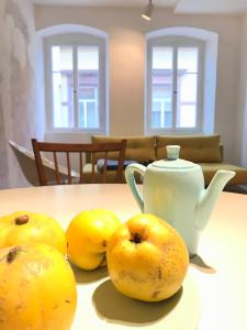 a table with a plate of fruit and a teapot at Boutique-Ferienwohnung im alten Weinhaus Moser in Grünstadt