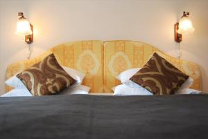 A bed or beds in a room at Hansalinn