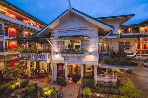 une vue sur une maison blanche avec des plantes dans l'établissement Rosvenil Hotel, à Tacloban