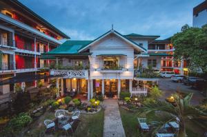 una vista aérea de un edificio con patio en Rosvenil Hotel, en Tacloban