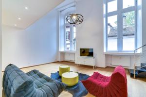 sala de estar con sofá y 2 sillas en High Standing Comfortable Loft 125m2 city center en Estrasburgo