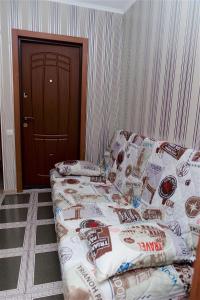 un letto con cuscini da baseball in una stanza di Охайна двокімнатна квартира біля Дніпра! a Čerkasy