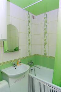 e bagno con lavandino, servizi igienici e vasca. di Охайна двокімнатна квартира біля Дніпра! a Čerkasy