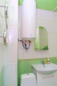 bagno con servizi igienici bianchi e lavandino di Охайна двокімнатна квартира біля Дніпра! a Čerkasy
