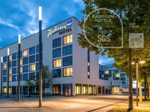 a rendering of the radisson hotel at night at Radisson Blu Hotel Hannover in Hannover