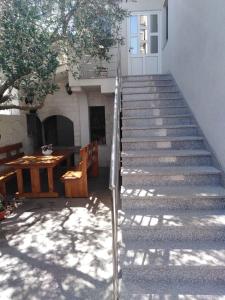 um conjunto de escadas em frente a um edifício em Apartments in Villa TOP TROGIR em Trogir