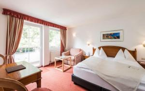 una camera d'albergo con letto e scrivania di BAD MOOS Dependance "Mühlenhof" a Sesto