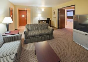 TV a/nebo společenská místnost v ubytování Holiday Inn Express Fallon by IHG