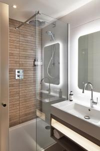 Phòng tắm tại voco Edinburgh - Haymarket by IHG