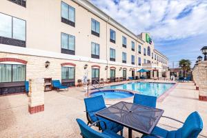 Gallery image of Holiday Inn Express Hotel & Suites Floresville, an IHG Hotel in Floresville