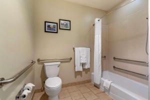 Koupelna v ubytování Comfort Suites Buda - Austin South