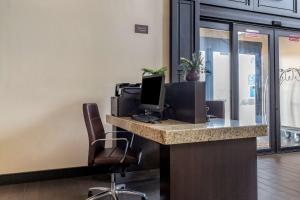 TV a/nebo společenská místnost v ubytování Comfort Suites Buda - Austin South
