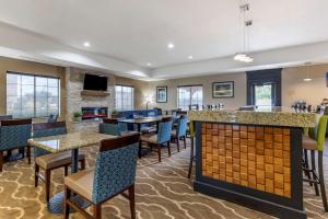 TV a/nebo společenská místnost v ubytování Comfort Suites Buda - Austin South
