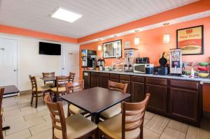 a fast food restaurant with a table and chairs at Econo Lodge Near Motor Speedway in Bristol